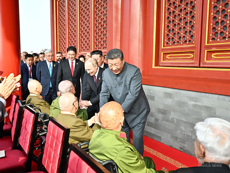 Си Цзиньпин Жапонға қарсы соғыс ардагерлерімен қол алысты