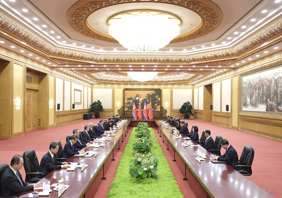 Си Цзиньпин КХДР Еңбек партиясының Бас хатшысы, Мемлекеттік кеңестің төрағасы Ким Чен Ынмен келіссөздер жүргізді