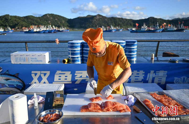Чжэцзянның Сяншань ауданындағы мың адамдық теңіз өнімдері дастарханы
