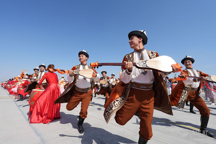 Си Цзиньпин Шыңжаң Ұйғыр автономиялық регионының құрылғанына 70 жыл толуына орай Үрімжіге орталық делегацияны бастап барды