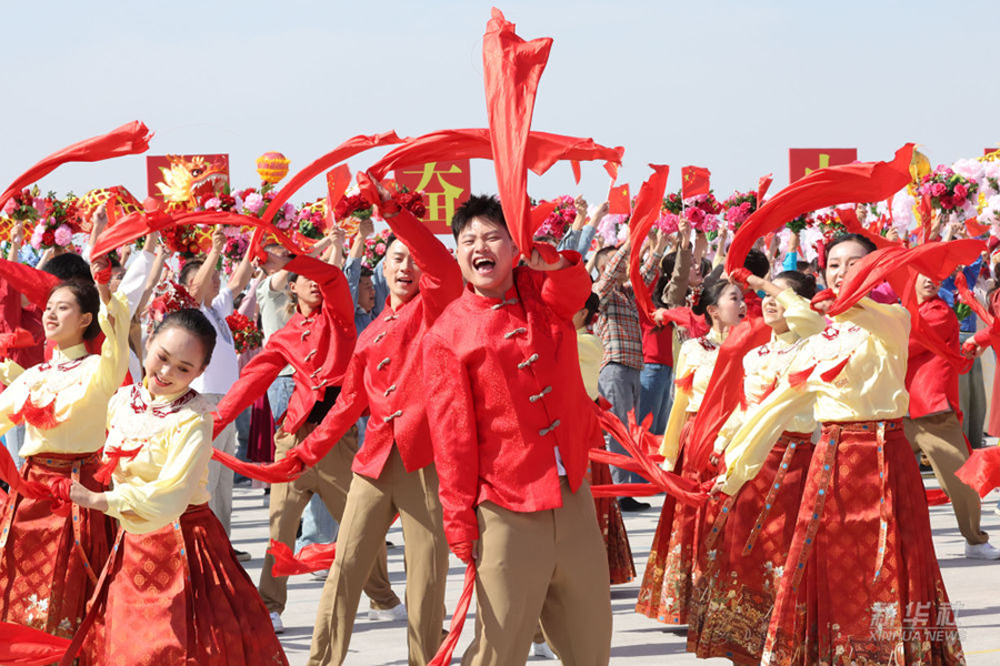 Си Цзиньпин Шыңжаң Ұйғыр автономиялық регионының құрылғанына 70 жыл толуына орай Үрімжіге орталық делегацияны бастап барды