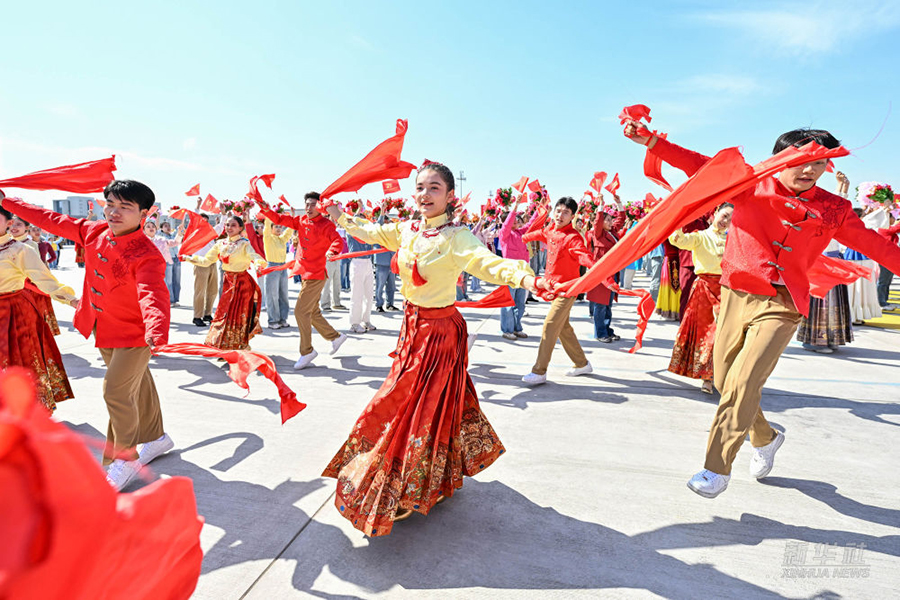 Си Цзиньпин Шыңжаң Ұйғыр автономиялық регионының құрылғанына 70 жыл толуына орай Үрімжіге орталық делегацияны бастап барды