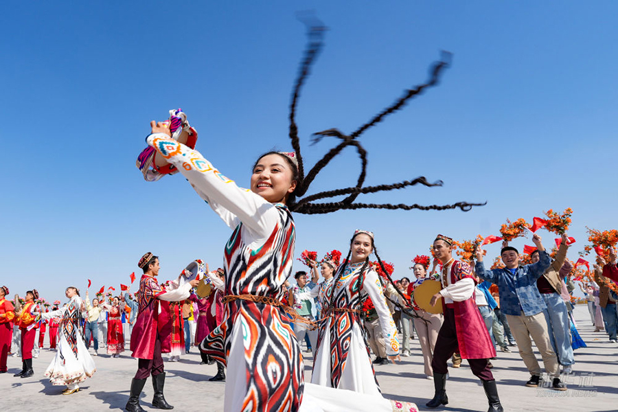 Си Цзиньпин Шыңжаң Ұйғыр автономиялық регионының құрылғанына 70 жыл толуына орай Үрімжіге орталық делегацияны бастап барды