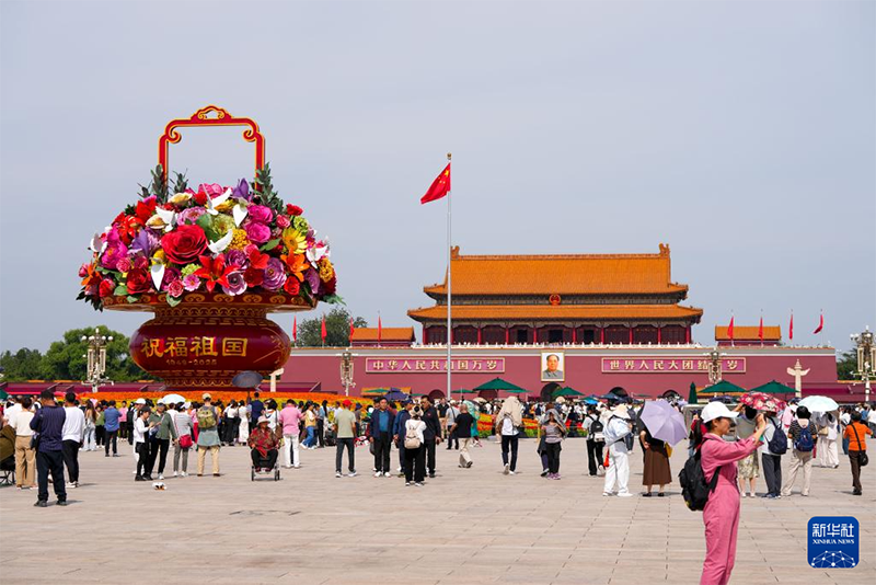 Тяньаньмэнь алаңында үлкен гүлзарлар қойылды