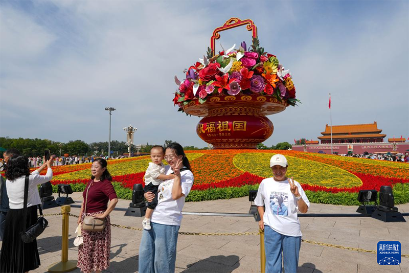 Тяньаньмэнь алаңында үлкен гүлзарлар қойылды