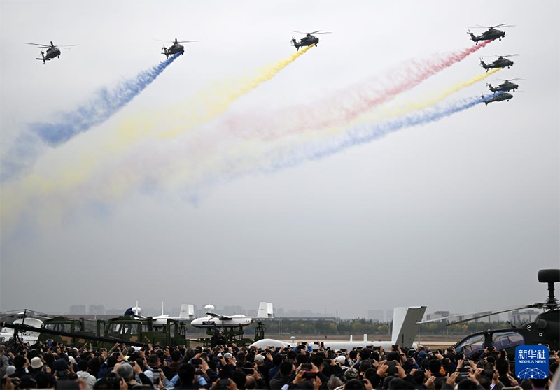 Қытай құрлық армиясының «дауылды найзағай» ұшқыштар тобы 7-інші Қытай Тяньцзинь халықаралық тікұшақ көрмесінде өнер көрсетті