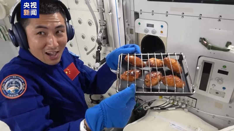 Қытайлық ғарышкерлер ғарыш станциясында «барбекю» жеді