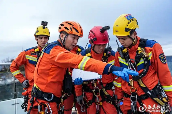 Хунань құтқарушылар отряды биікте құтқару жаттығуларын өткізді