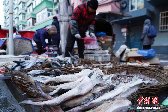 Хэйлунцзяндағы Харбин қаласы «табиғи тоңазытқышқа» айналып, көшелерде мұздатылған өнімдер сатыла бастады