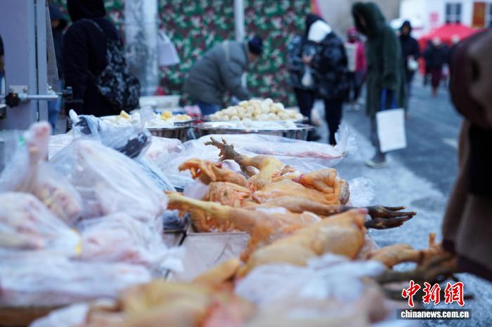 Хэйлунцзяндағы Харбин қаласы «табиғи тоңазытқышқа» айналып, көшелерде мұздатылған өнімдер сатыла бастады