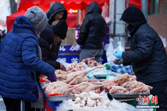 Хэйлунцзяндағы Харбин қаласы «табиғи тоңазытқышқа» айналып, көшелерде мұздатылған өнімдер сатыла бастады