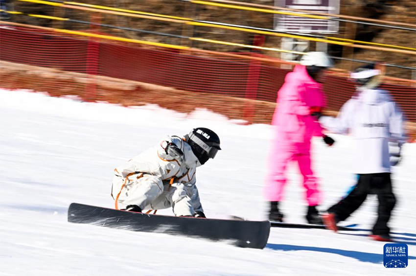 Яньшань тауының етегіндегі қар-мұз шаруашылығы қыза түсті