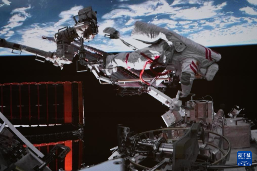 Шэньчжоу-21 ғарышкерлері ғарышта алғашқы кабинадан шығу әрекетін сәтті аяқтады