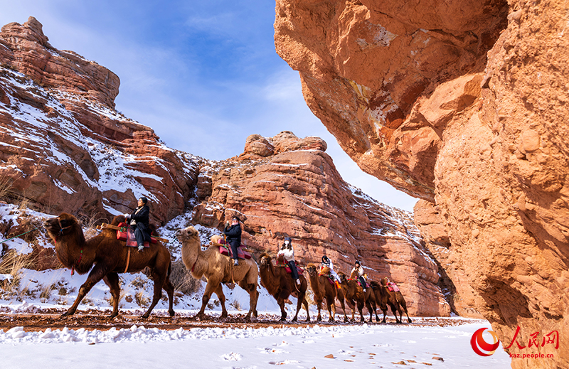 Ганьсудың Чжанъе қаласы Пиншань көлінің үлкен шатқалындағы таңғажайып көрініс