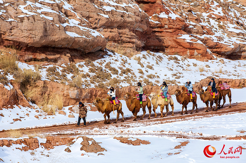 Ганьсудың Чжанъе қаласы Пиншань көлінің үлкен шатқалындағы таңғажайып көрініс