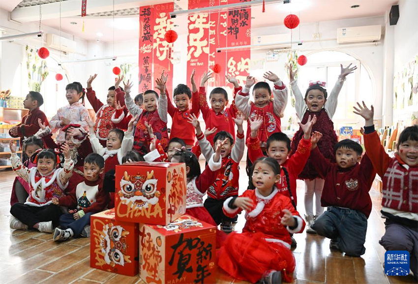 Мектеп аулалары түрлі іс-шаралармен жаңа жылды қарсы алды