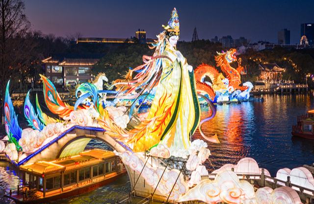 Цзянсу өлкесінің Нанкин қаласында Циньхуай шам фестивалі қысқы түнді нұрландырды