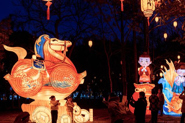 Цзянсу өлкесінің Нанкин қаласында Циньхуай шам фестивалі қысқы түнді нұрландырды