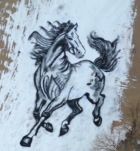 Шауып келе жатқандай! Мұғалімдер қарға тұлпардың суретін салды