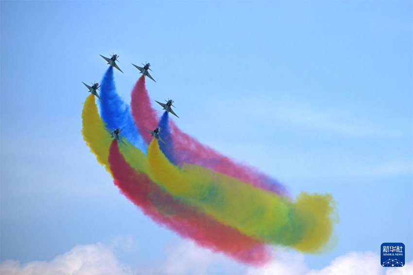 Қытай Әскери-әуе күштерінің Ба-и ұшудан өнер көрсету ұжымы Сингапурдың 10-ыншы әуе көрмесінде