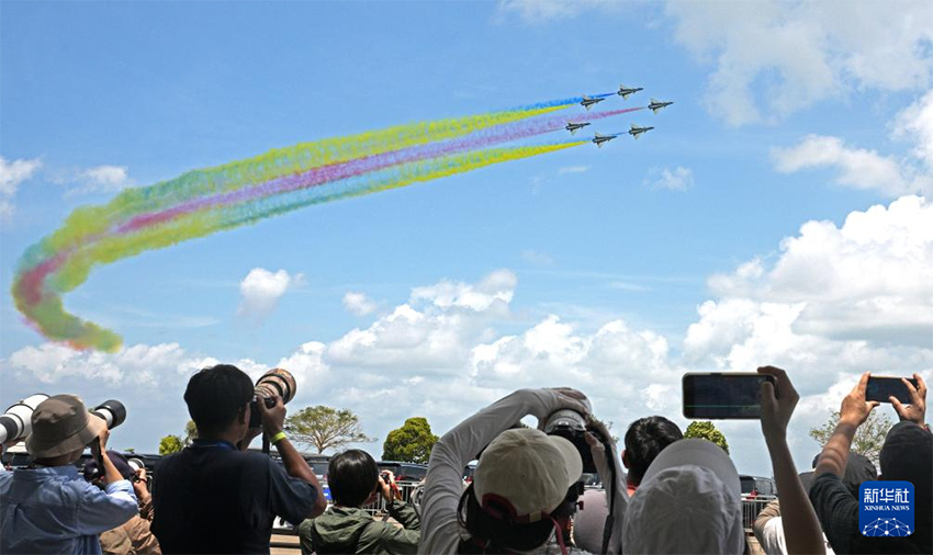 Қытай Әскери-әуе күштерінің Ба-и ұшудан өнер көрсету ұжымы Сингапурдың 10-ыншы әуе көрмесінде