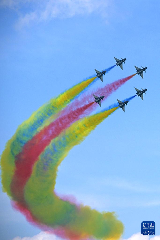 Қытай Әскери-әуе күштерінің Ба-и ұшудан өнер көрсету ұжымы Сингапурдың 10-ыншы әуе көрмесінде