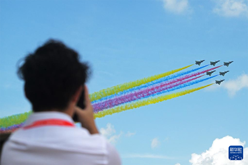 Қытай Әскери-әуе күштерінің Ба-и ұшудан өнер көрсету ұжымы Сингапурдың 10-ыншы әуе көрмесінде