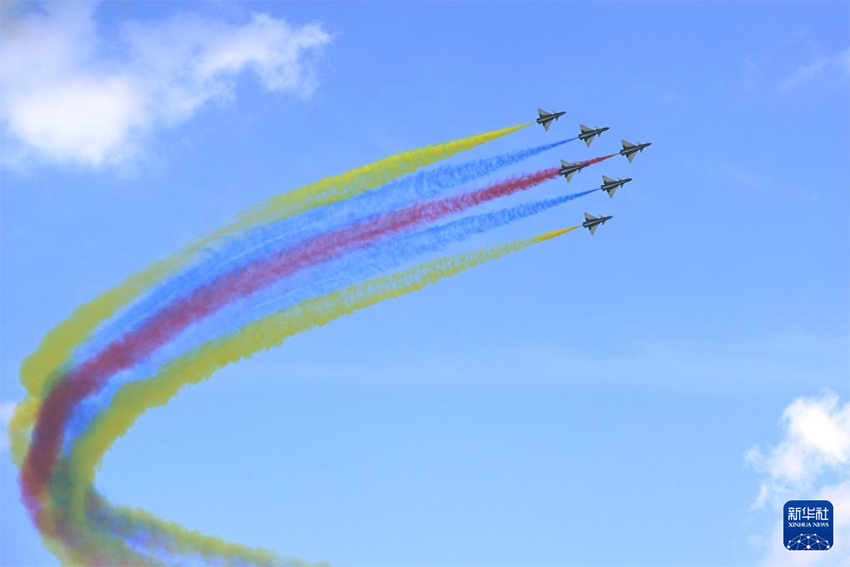 Қытай Әскери-әуе күштерінің Ба-и ұшудан өнер көрсету ұжымы Сингапурдың 10-ыншы әуе көрмесінде