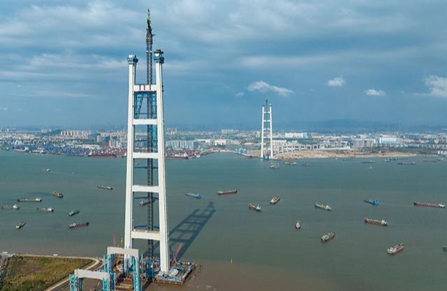 Гуандун өлкесінде әлемдегі ең биік екі қабатты аспалы көпірдің басты мұнарасы салынды