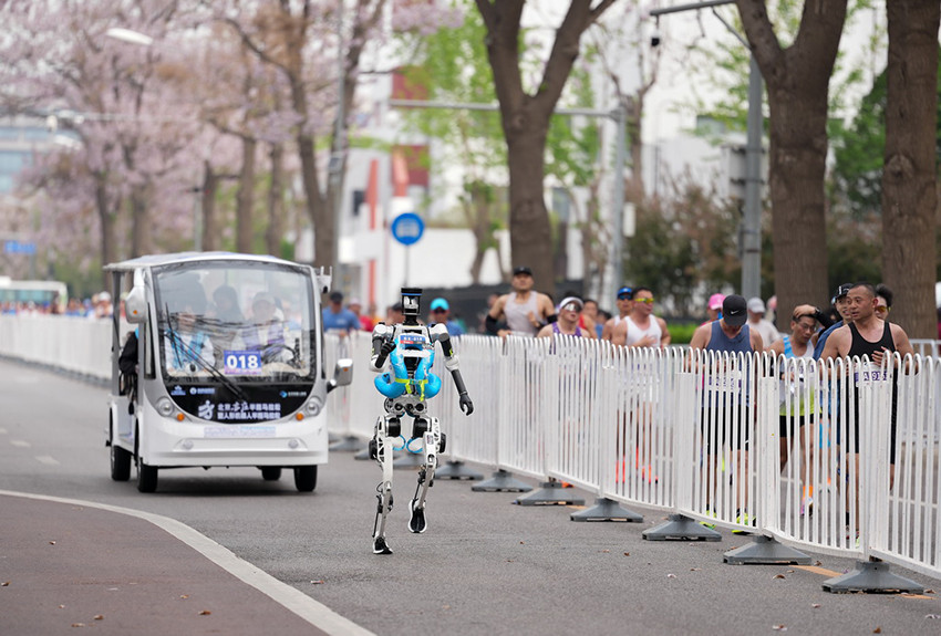 2026 Бейжің Ичжуан адам тәрізді роботтардың жартылай марафоны өтті